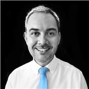 Diseñador gráfico creativo y paciente con conocimientos en diseño web, redes e impresos